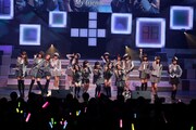 「AKB48 リクエストアワー セットリストベスト100 2013」4日目の様子。アンコールで「So long!」を披露するAKB48。（C)AKS