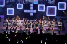 「AKB48 リクエストアワー セットリストベスト100 2013」4日目の様子。アンコールで「So long!」を披露するAKB48。（C)AKS