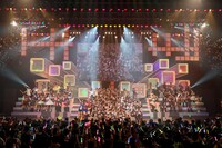 「AKB48 リクエストアワー セットリストベスト100 2013」4日目の様子。アンコールで「真夏のSounds good!」を披露する全メンバー。（C)AKS