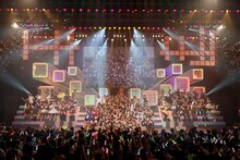 「AKB48 リクエストアワー セットリストベスト100 2013」4日目の様子。アンコールで「真夏のSounds good!」を披露する全メンバー。（C)AKS