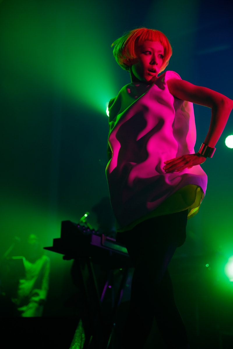 1月27日の「木村カエラ LIVE Synchronicity TOUR 2013」神奈川・伊勢原市民文化会館公演の模様。