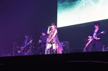 1月27日に開催された「リスアニ！LIVE-03」で、新曲「Distrigger」を披露する黒崎真音。