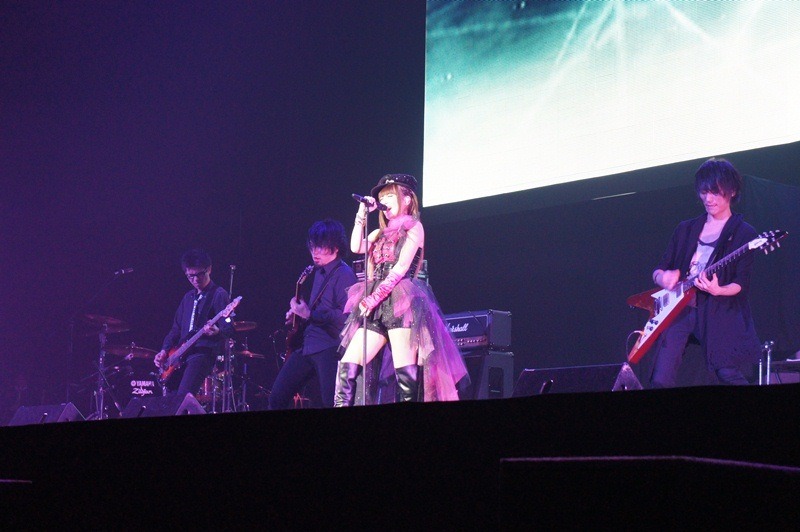 1月27日に開催された「リスアニ！LIVE-03」で、新曲「Distrigger」を披露する黒崎真音。