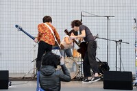 無観客ライブ開始直前に声を掛け合う忘れらんねえよの3人。