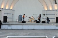 無観客ライブ開始時の会場の様子。