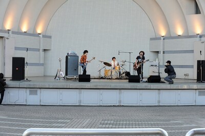 無観客ライブ開始時の会場の様子。