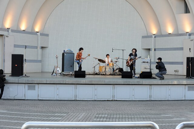 無観客ライブ開始時の会場の様子。