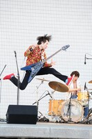 梅津拓也（B）、酒田耕慈（Dr）