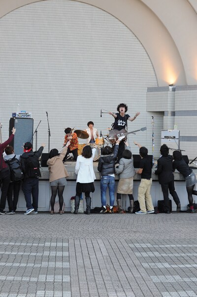 会場に駆けつけたファンを前に、熱演を繰り広げる忘れらんねえよ。