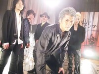 吉川晃司のスタジオライブの模様。