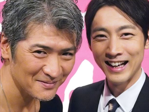 トーク収録後の吉川晃司と小泉孝太郎。