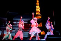 今週の人気の画像7位は「きゃりー誕生日ライブは寺でくノ一風！スマホ使い斬新演出」より、きゃりーぱみゅぱみゅのライブの模様。