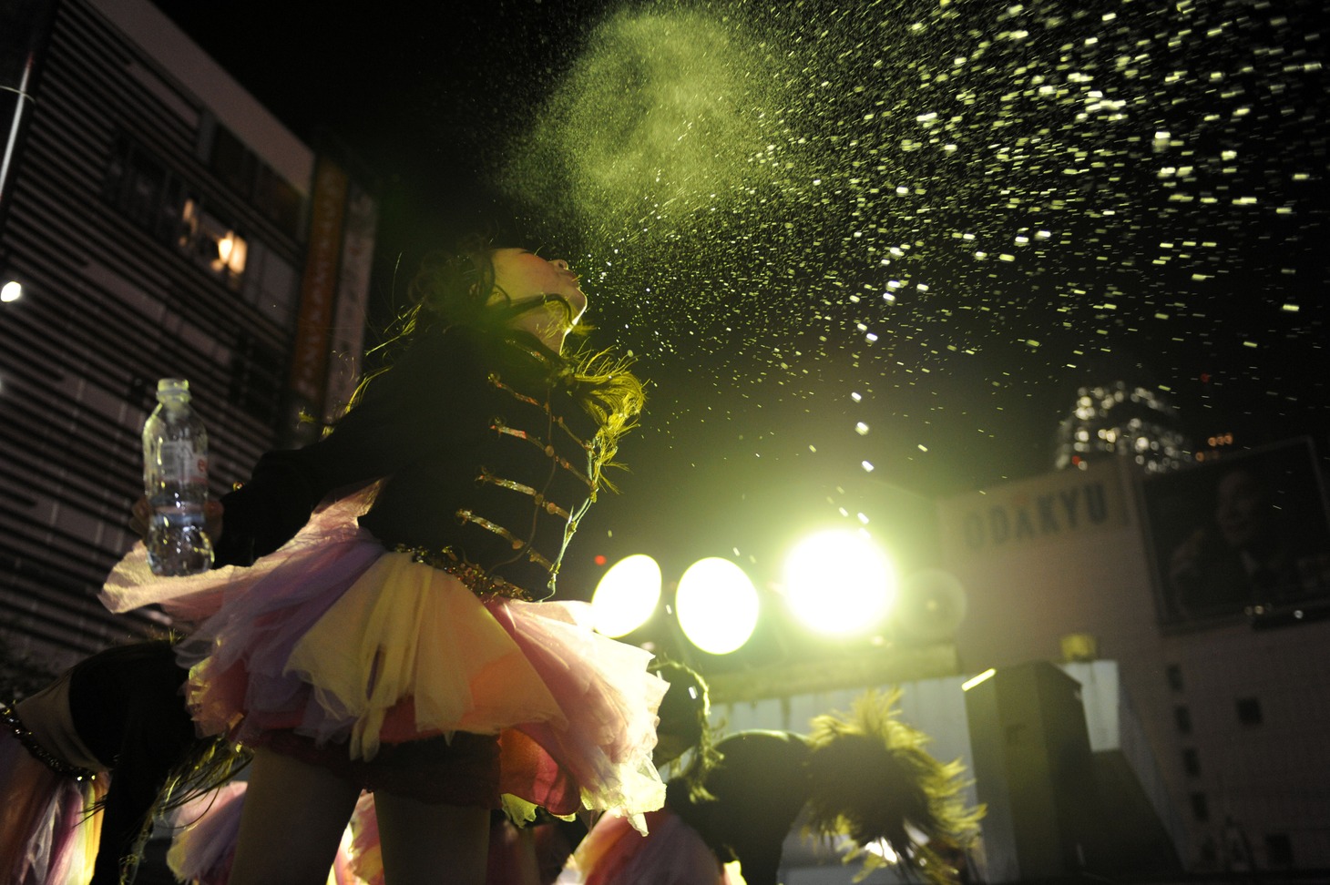 アンコール「祭りの夜」で豪快に水しぶきを上げる高木悠未。