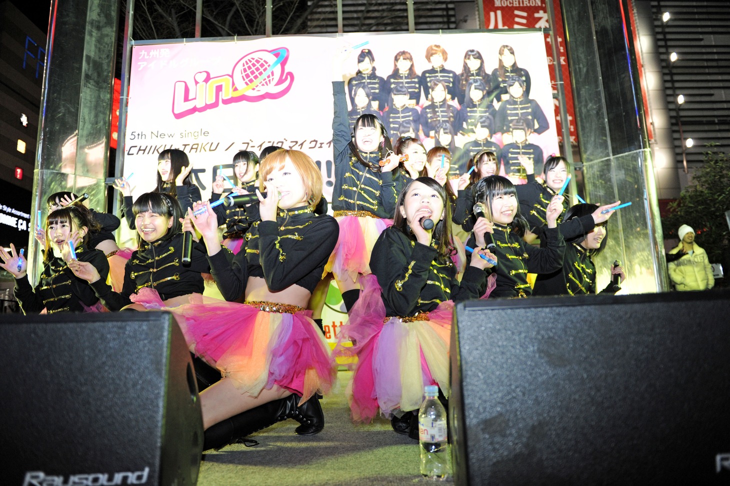 ニューシングル「CHIKU-TAKU / ゴーイング マイ ウェイ！」発売記念イベントの様子。