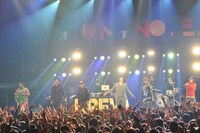 KREVAのステージに「PROPS」のフィーチャリングゲストとして登場したKEN THE 390、LB、HI-SO、KLOOZ、サイプレス上野、SKY-HI。