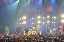 KREVAのステージに「PROPS」のフィーチャリングゲストとして登場したKEN THE 390、LB、HI-SO、KLOOZ、サイプレス上野、SKY-HI。