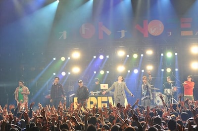 KREVAのステージに「PROPS」のフィーチャリングゲストとして登場したKEN THE 390、LB、HI-SO、KLOOZ、サイプレス上野、SKY-HI。