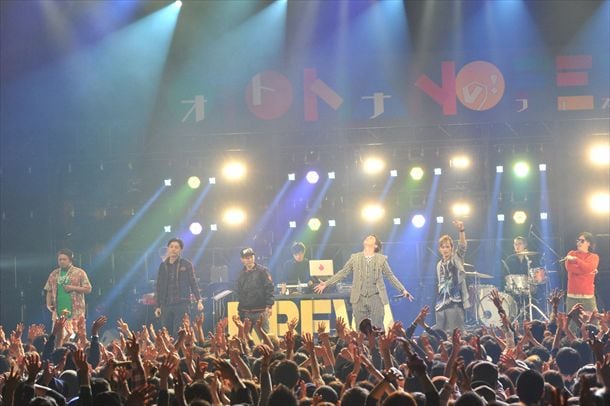 KREVAのステージに「PROPS」のフィーチャリングゲストとして登場したKEN THE 390、LB、HI-SO、KLOOZ、サイプレス上野、SKY-HI。