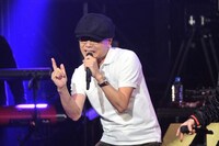 KREVAのステージに飛び入り参加してラップを披露するいとうせいこう。