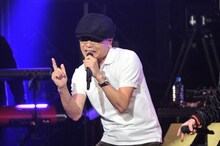 KREVAのステージに飛び入り参加してラップを披露するいとうせいこう。