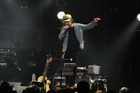 「サーカスナイト」で、倒した椅子の上に乗って綱渡りの様子を実演する七尾旅人。