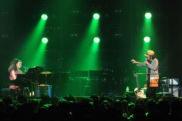 Charaと七尾旅人のコラボレーションの模様。