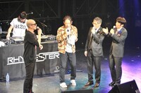 4時間近く立ち続ける観客たちをいたわり「みんな、帰りに出入り口にある1万円札持ってってね！」とテキトー発言を送るユースケ（写真右端）、宇多丸（左から2番目）は「すごいよね、1ミリもないこと言うから（笑）」と呆れ気味。