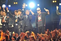 アンコールにて、RHYMESTER「ONCE AGAIN」に乗せて出演者全員で盛り上がる様子。