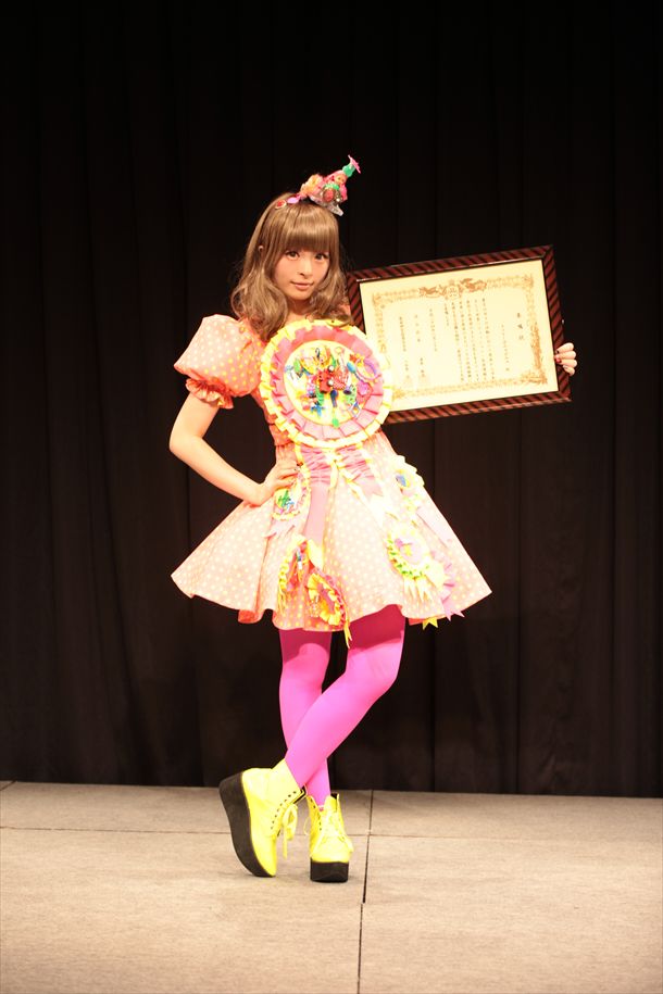 「きゃりーぱみゅぱみゅーじあむ」展示衣装例の原宿カワイイ大使認証式着用衣装。