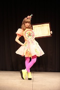 「きゃりーぱみゅぱみゅーじあむ」展示衣装例の原宿カワイイ大使認証式着用衣装。