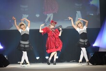「きゃりーぱみゅぱみゅーじあむ」展示衣装例のライブイベント着用衣装。