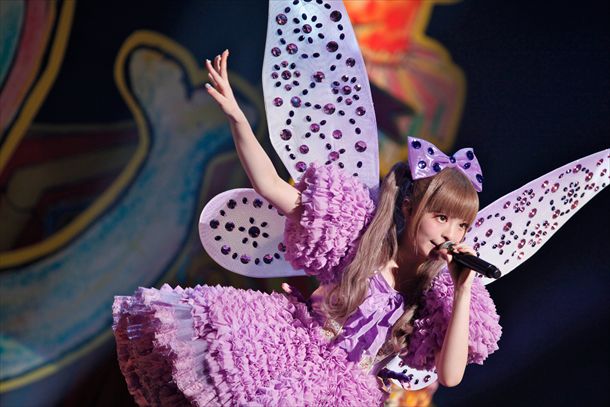 「きゃりーぱみゅぱみゅーじあむ」展示衣装例の日本武道館ライブ着用衣装。