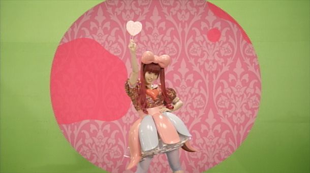 「きゃりーぱみゅぱみゅーじあむ」展示衣装例の「CANDY CANDY」ビデオクリップ使用衣装。