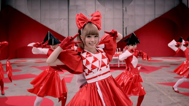 「きゃりーぱみゅぱみゅーじあむ」展示衣装例の「ふりそでーしょん」ビデオクリップ使用衣装。