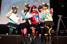 東京・東京キネマ倶楽部のステージ上から中継で授賞式に参加したももいろクローバーZ。