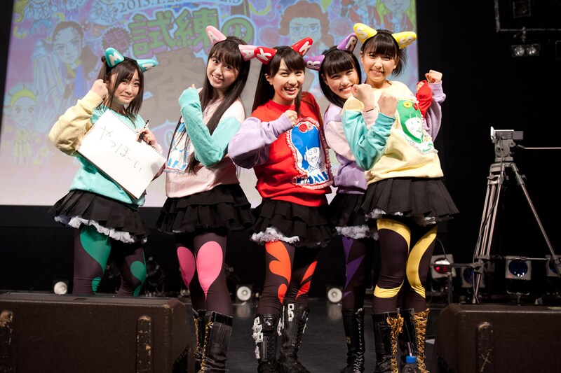 東京・東京キネマ倶楽部のステージ上から中継で授賞式に参加したももいろクローバーZ。