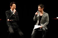 布袋寅泰（写真左）とクリス・ペプラー（右）。