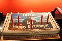 ニューアルバム「COME RAIN COME SHINE」のジャケットを模した特製バースデーケーキ。