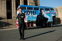 日中に特別仕様のロンドンバスの前でフォトセッションに応じた布袋寅泰。