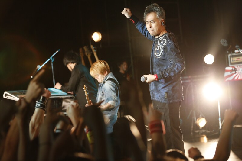 フロアを煽る大槻ケンヂとRIKIJI。  (C)中島たくみ