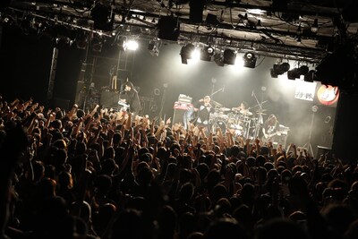 満員の観客であふれるLIQUIDROOM ebisu。大槻曰く「あと6枚チケットが売れればソールドアウトだった」。 (C)中島たくみ