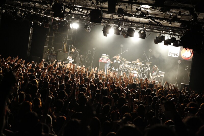 満員の観客であふれるLIQUIDROOM ebisu。大槻曰く「あと6枚チケットが売れればソールドアウトだった」。 (C)中島たくみ