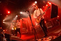 この日はゲストのCharm（写真左から2番目）を含めた4人とも、シンプルな白シャツ姿でステージに立った（撮影：古溪一道）。