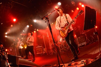 この日はゲストのCharm（写真左から2番目）を含めた4人とも、シンプルな白シャツ姿でステージに立った（撮影：古溪一道）。