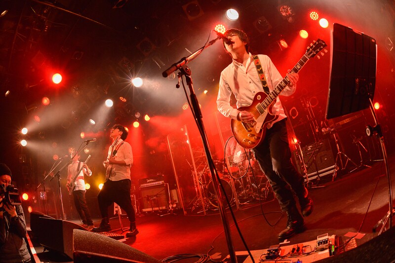 この日はゲストのCharm(写真左から2番目)を含めた4人とも、シンプルな白シャツ姿でステージに立った(撮影:古溪一道)。