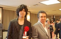 木村竜蔵（写真左）と鳥羽一郎（右）は親子揃って出席した。