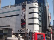 渋谷109MEN'S正面壁面の懸垂幕。