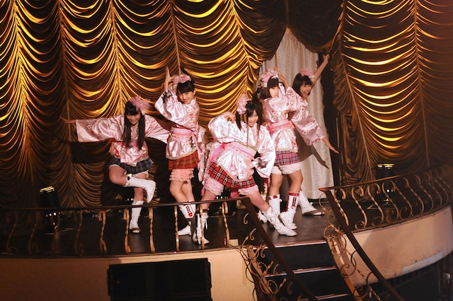 第1戦「ももクロ VS. オカルト」オープニングの様子。