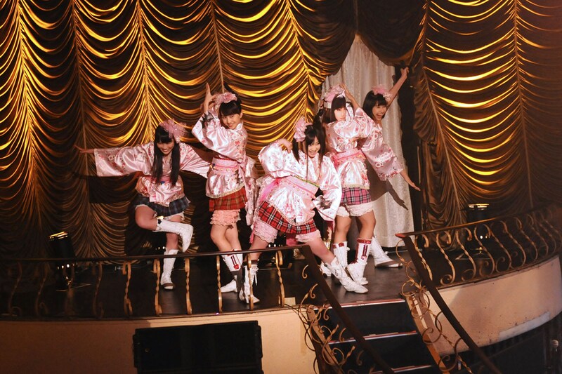 第1戦「ももクロ VS. オカルト」オープニングの様子。