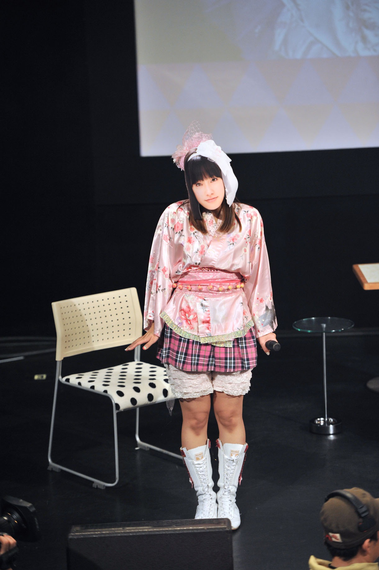 第1戦「ももクロ VS. オカルト」に、あーりんのお面を付けて登場した謎の女性。